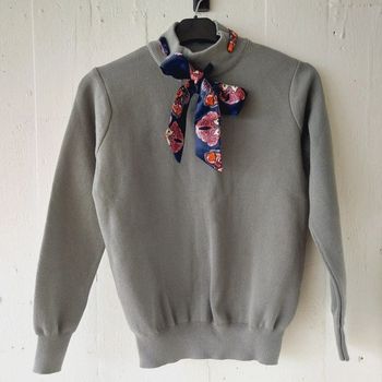 Pull gris col montant foulard col Lavallière