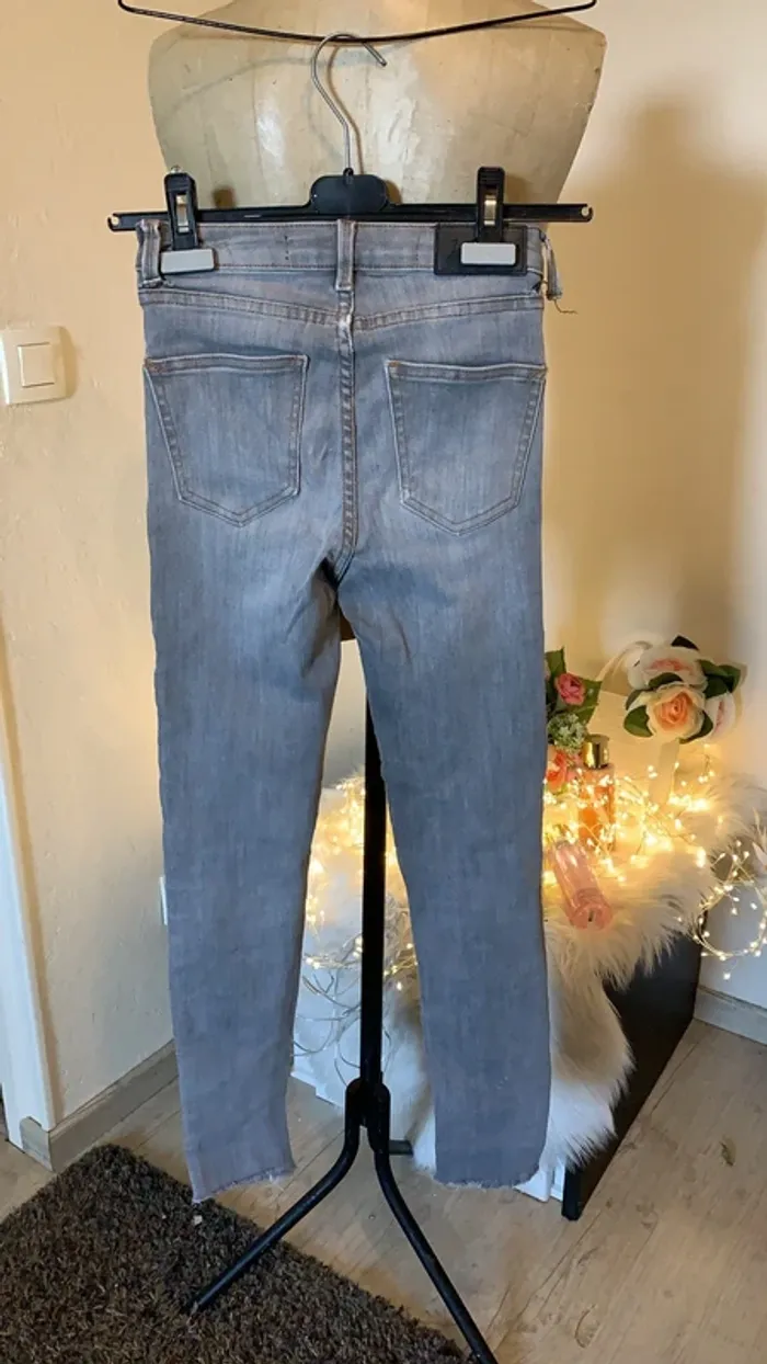 Jean troué femme note 34 mais taille 30 - photo numéro 2