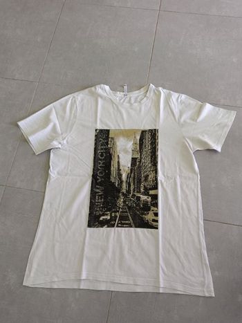 Tee shirt petit trou photo ci-jointe