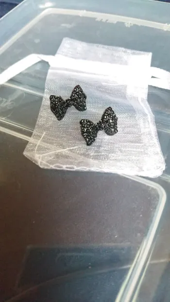 Clou d'oreilles nœuds noir