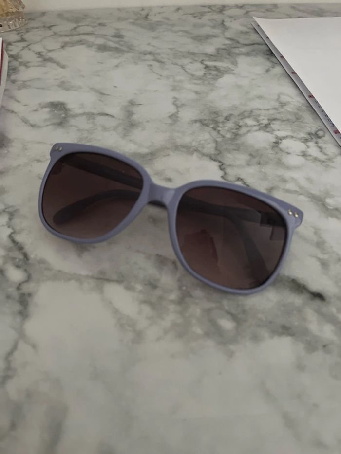 Lunette de soleil violette