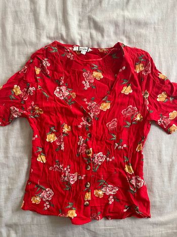 Blouse col V rouge à fleurs et boutons neuve