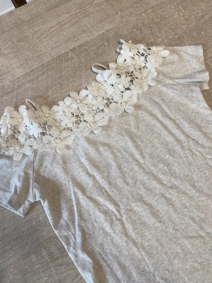 Top gris perle avec dentelle florale blanche – effet épaules dénudées - photo numéro 2