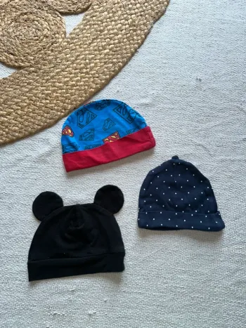 Lot de 3 bonnets naissance garçon – Mickey / Étoiles / Superman