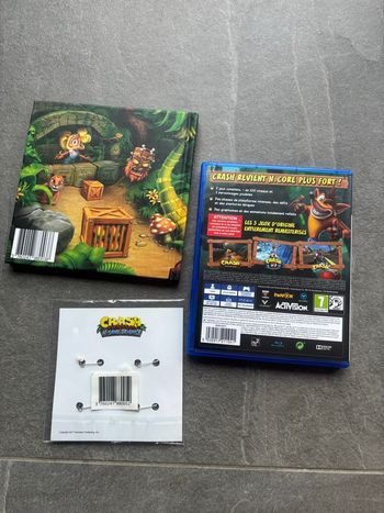 Jeu Crash Bandicoot N.Sane Trilogy PS4 + Artbook Crash Bandicoot collector + Set de 4 Badges Crash Bandicoot 