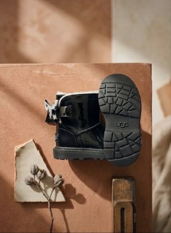 Bottes UGG enfant noire vernies, noeud étoile 