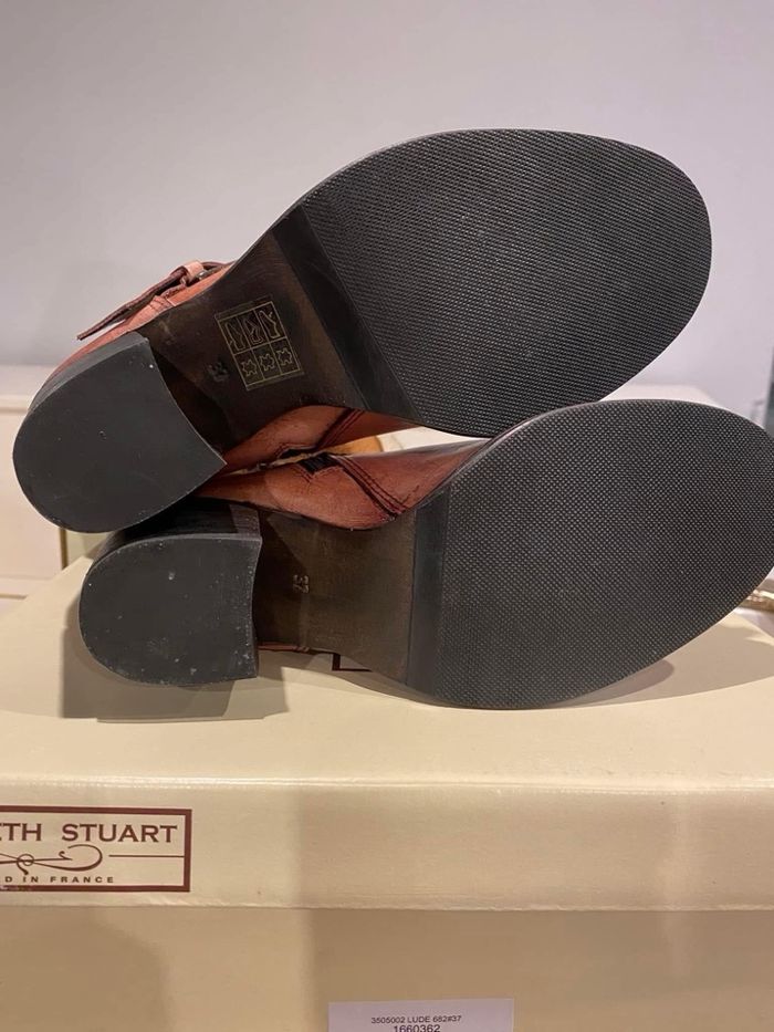 BOTTES ELIZABETH STUART NEUVES Bottes à talons Lude marron clair et beige talon : 7.5 cm - tige: 38 cm - T. 37 À vendre dans leur boite  VALEUR : 225E A VENDRE : 80e - photo numéro 3