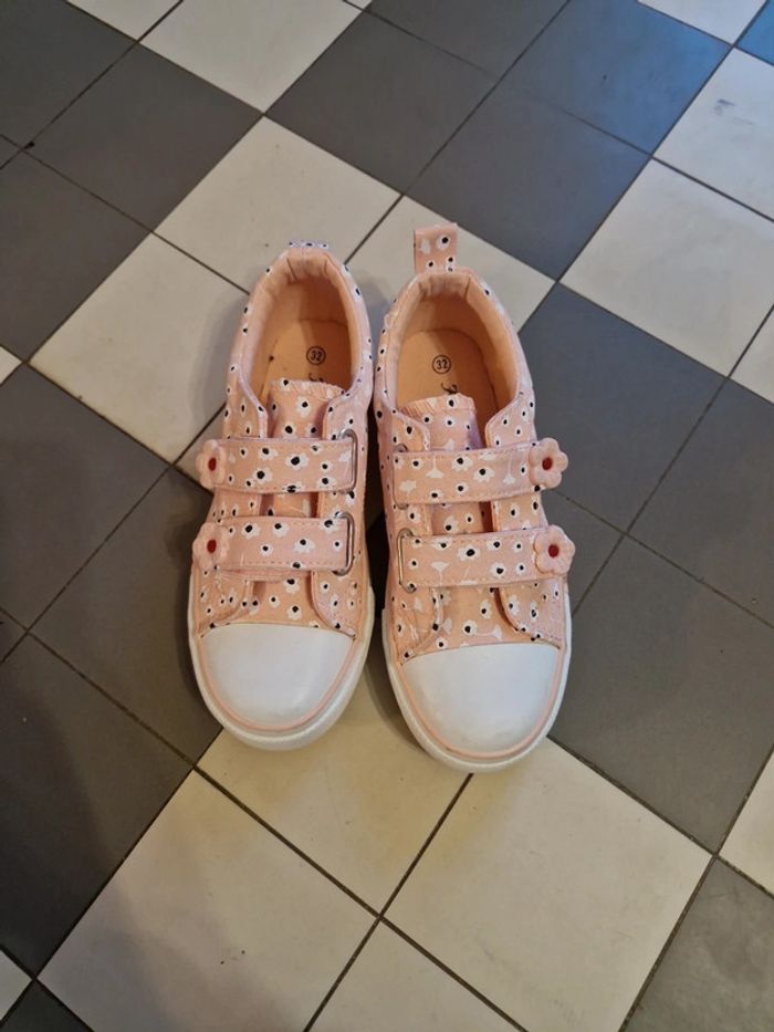Baskets Taille 32 comme neuve en tissu. 2 scratchs.