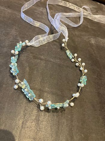 Serre-tête décoré de perles et de fleurs