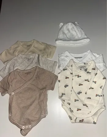 Lot bodys manches courtes et longues + bonnet