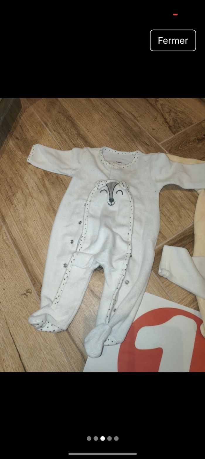 Lot 4 pyjamas velours 
Taille 1 mois 54cm
Marque pat et ripaton et lullaby 
Les deux blancs sont légèrement jaunis au col les deux autres sont en parfait état - photo numéro 3