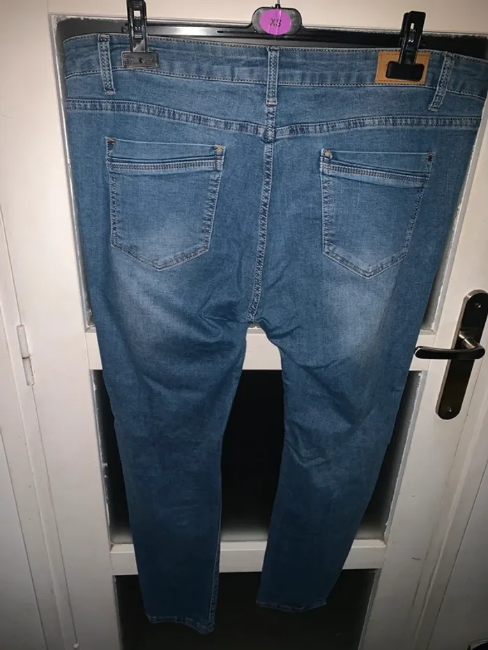 Jean troué taille 50 - photo numéro 4