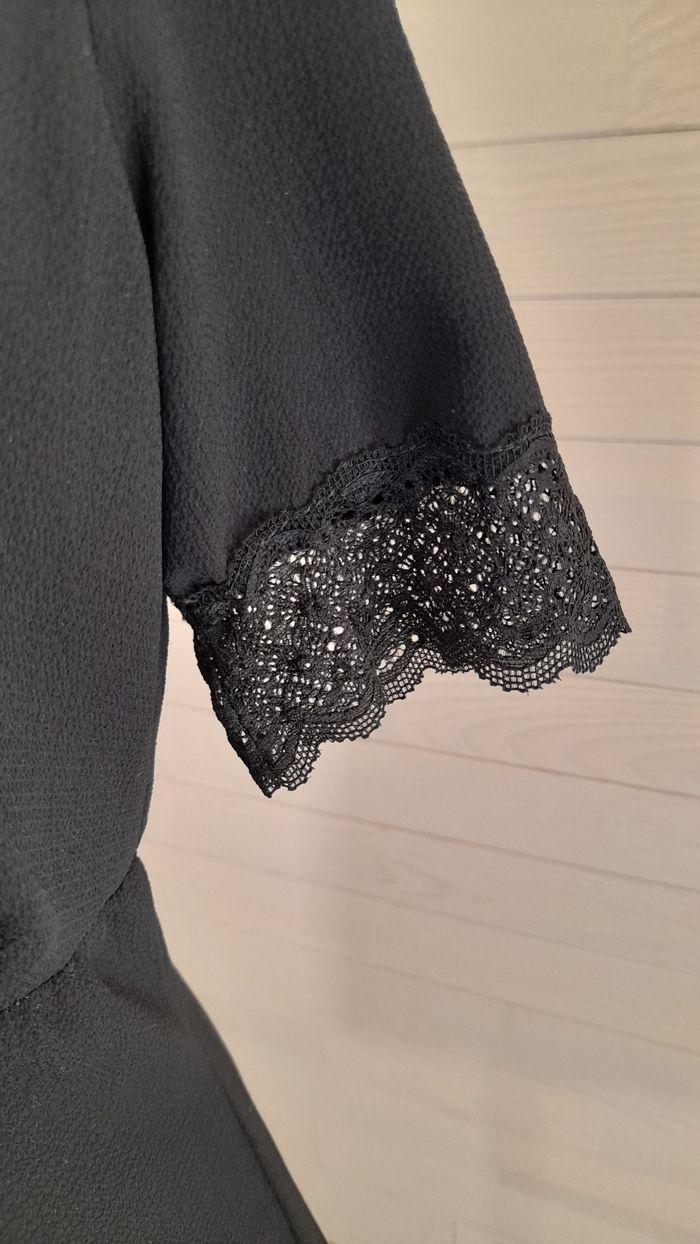 Robe noire manches courtes avec dentelle. Nekane - photo numéro 3