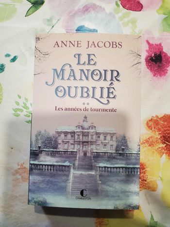 LE MANOIR OUBLIE T2 LES ANNEES DE TOURMENTE de Anne JACOBS Ed. Charleston