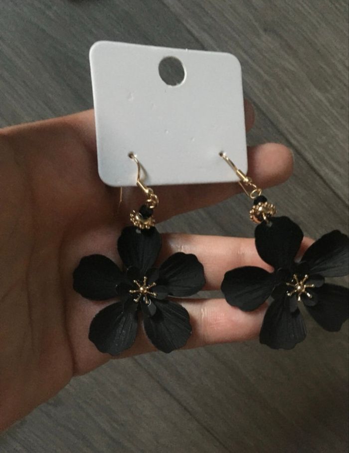Boucles d’oreilles NEUVES pour femme forme de fleurs couleur noir - photo numéro 3