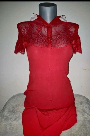 Magnifique tunique rouge, effet dentelle.
En excellent état
