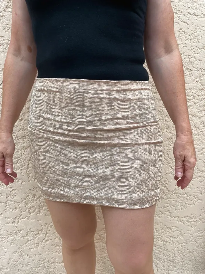 Jupe courte dorée moulante