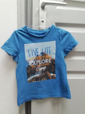 Vends t-shirt garçon été bleu avec motif sur le devant