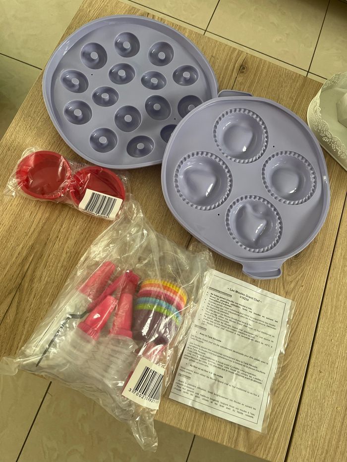 Énorme lot de moules en silicone pâtisserie neufs