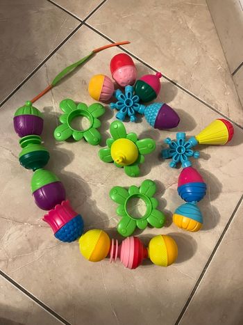 Jeu de construction sensoriel B.Toys – fleurs et formes à assembler