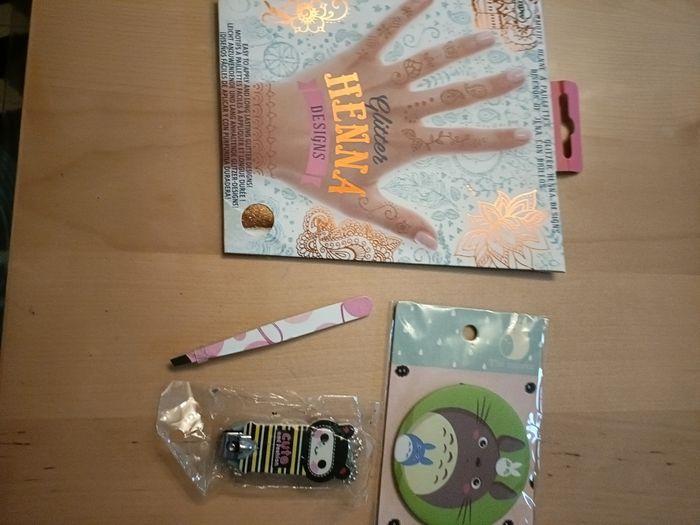 Lot pince à épiler, coupe ongles et miroir - photo numéro 2