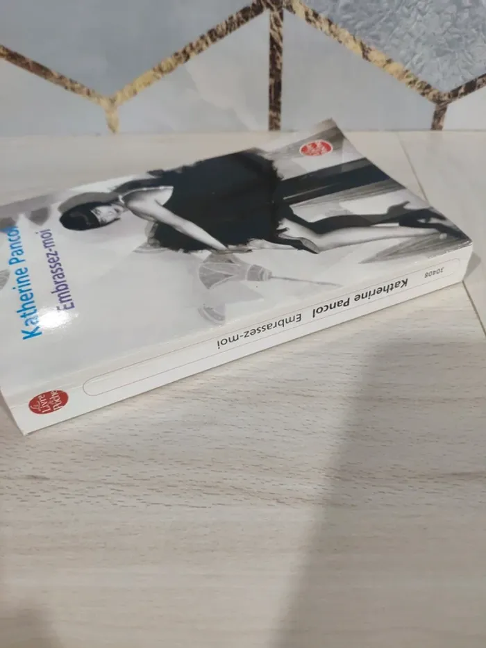 Livre poche Pancol Embrassez moi - photo numéro 5