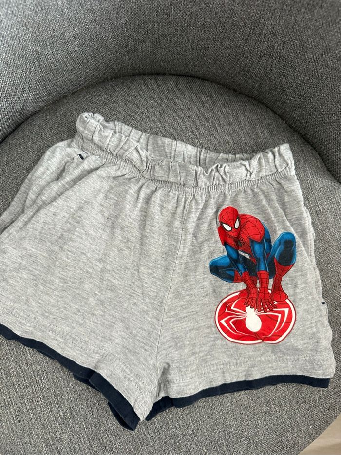 Ensemble short T-shirt manches courtes marine /rouge Marvel Spiderman 4 ans très bon état - photo numéro 4