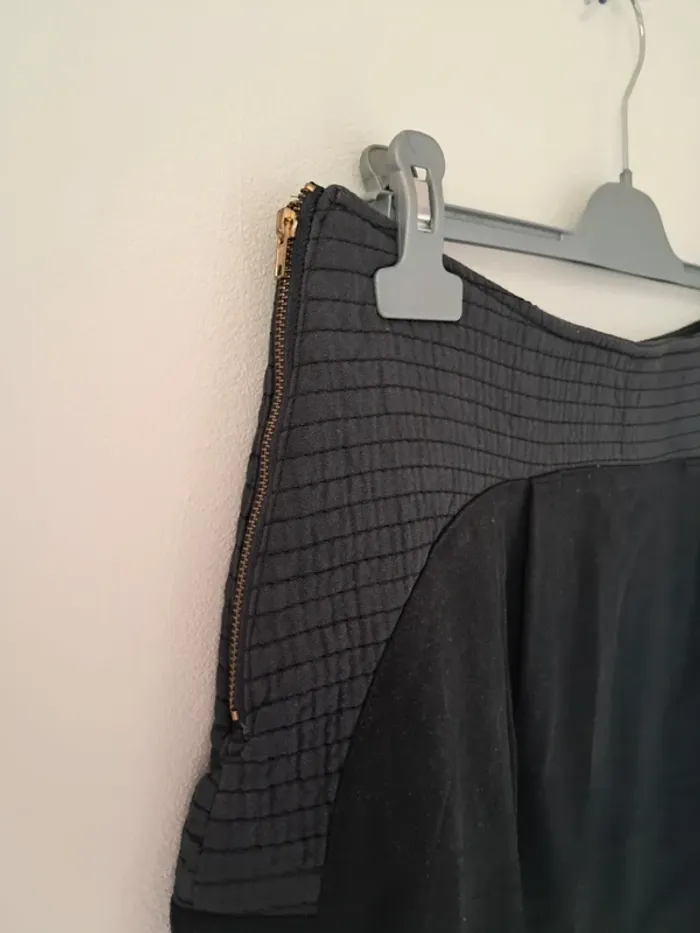 Jupe courte noire avec détails texturés élégants - photo numéro 3