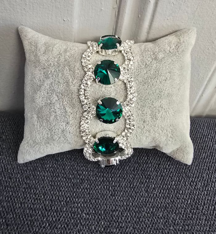Bracelet mariage ou soiree argenté avec pierre verte ronde et petit strass blanc