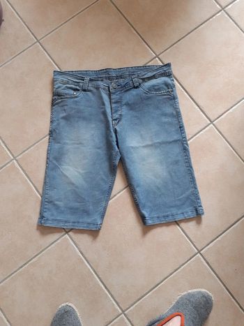 Short en jean souple taille 34 soit un 42