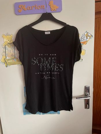 Tee shirt à manches courtes noir avec inscriptions en relief, taille 36, marque Pimkie