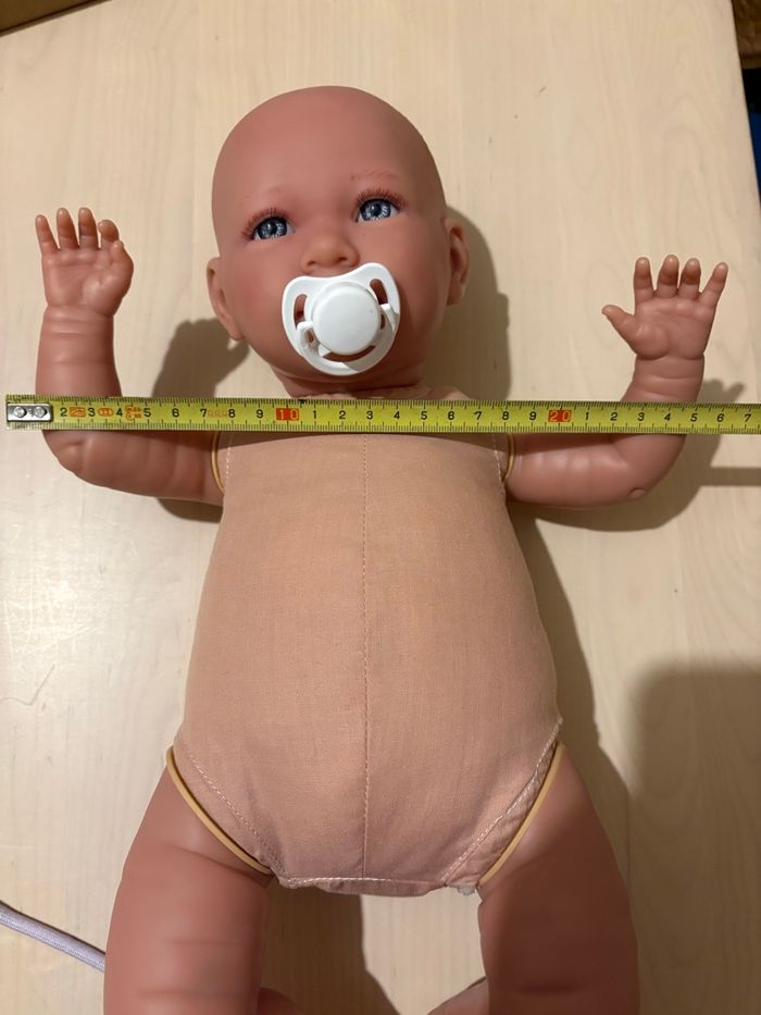 Jolie poupée réaliste Reborn qui pleure et dit Papa, Maman comme neuf avec vêtements et accessoires - photo numéro 9