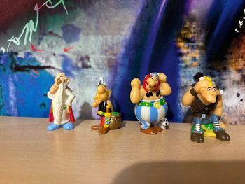 Lot 4 figurines Astérix et Obelix