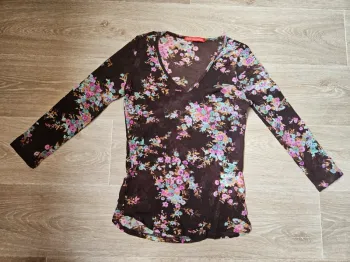 Tee-shirt marron avec motifs