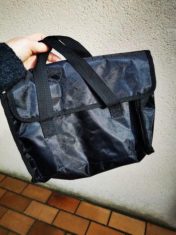 Sacoche noire avec deux compartiments