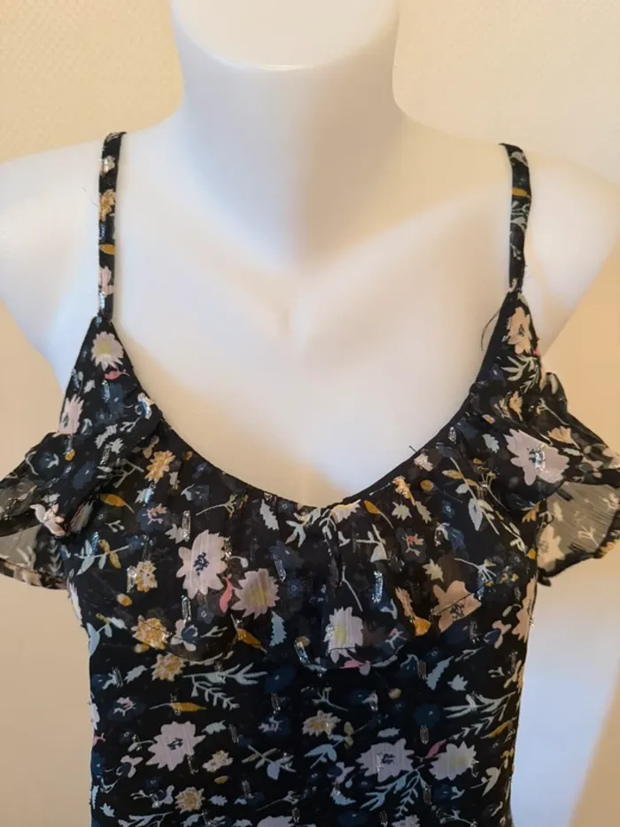 Débardeur noir à fleur en très bon état taille 38 Kiabi - photo numéro 3