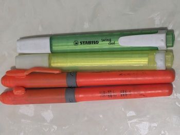Lot de 4 surligneurs BIC.