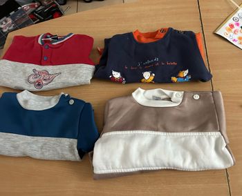 Lot de 4pulls (sweat-shirts) taille 6 mois