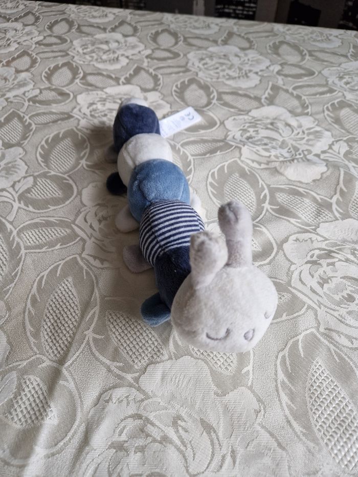 Peluche chenille Obaibi bleu et blanche
