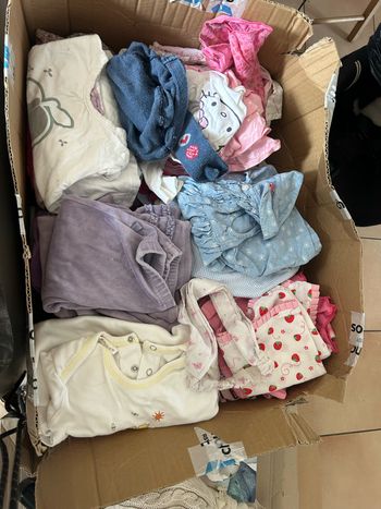 Lot de de + 63 vêtements taille 12 mois