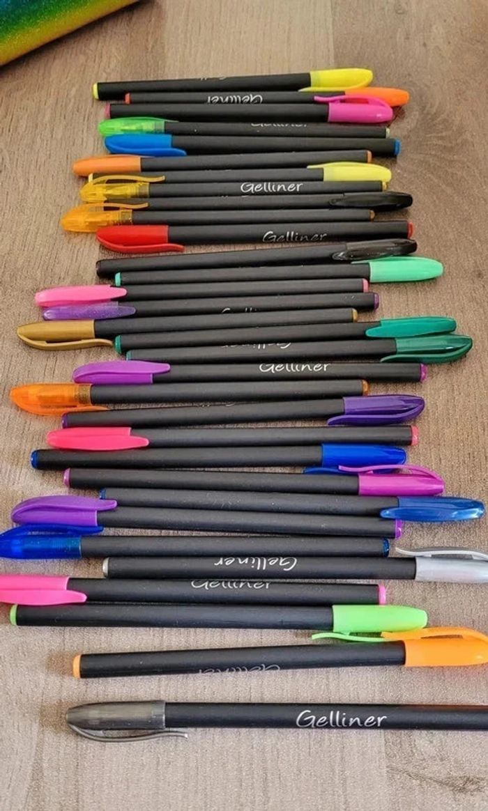 Trousse et stylos - photo numéro 2