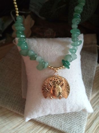 Collier en pierres naturelles d'aventurine et scarabée en acier inoxydable doré