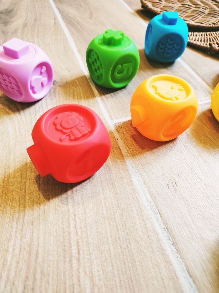 👶Lot de cubes blocs emboitables et sensoriels en plastique premier âge marque Oxybul - photo numéro 4