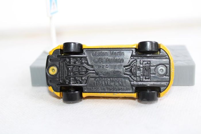 Hot weels Aston Martin V8 vantage - photo numéro 10