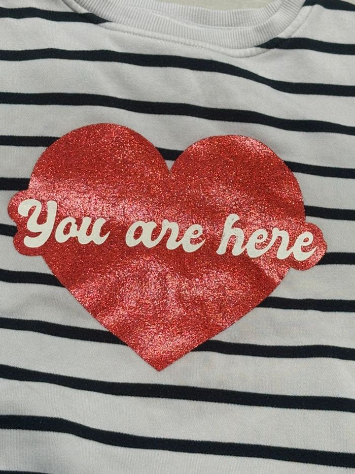 Pull ligné avec cœur rouge à paillettes « you are here » - photo numéro 3