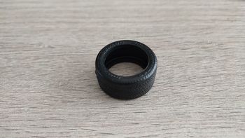 Pneu arrière pièce détachée miniature 1/18 Porsche 911 speedster 1989 Maisto #B44