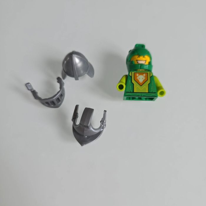 Lot Lego armes et 6 personnages - photo numéro 4
