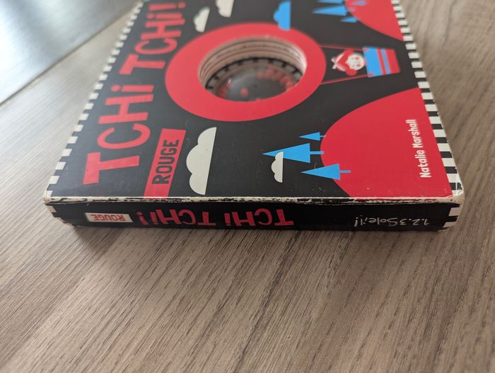 Livre bébé ou enfant bas âge tchi tchi rouge avec billes intégrées hochet - photo numéro 4