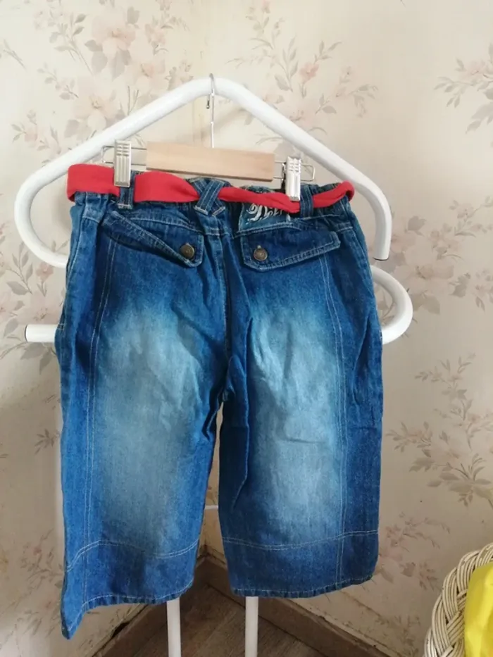 Pantacourt bleu en jeans délavé avec ceinture rouge / sans marque / (6ans) - photo numéro 3