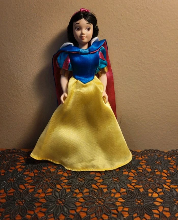 Poupée collection blanche neige